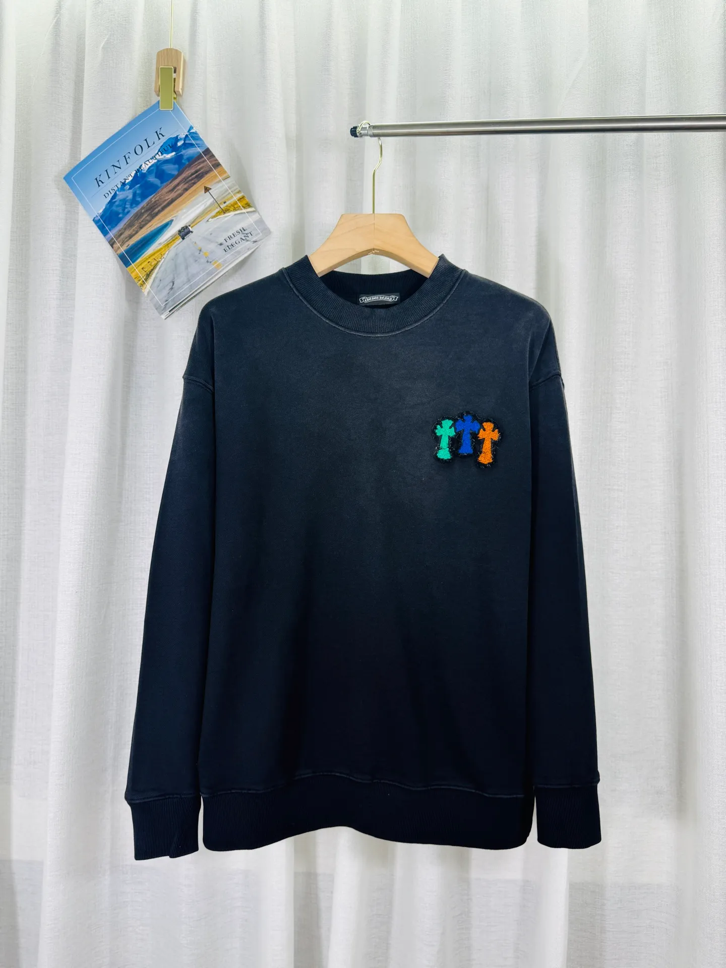 P270 top version, real shot without P, ​​different from market currency) 𝗖𝗵𝗿𝗼𝗺𝗲 𝗛𝗲𝗮𝗿𝘁𝘀/Cro Heart 2025 washed patch embroidery autumn and winter new original single counter American laser burnt 3D three-dimensional color embroidered couple casual sweatshirt 👑The highest version! Customized fabric 430g tripe terry fabric! American acid-washed and distressed original fabric laser burnt ✟appliqué embroidery and exquisite embroidery of letters! The best-selling model in the counter, very comfortable to wear. Accessories: original molded and authenticated collar label➕100% silk wash label. Genuine purchase-grade original hangtag➕matching hanging rope➕3D hanging beads➕original packaging bag. Craftsmanship: The original version has consistent wiring! The highest version of the armhole matching technique! Color: White Black Size: S M L XL Style No.: 9324